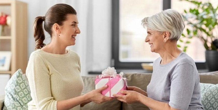 إتيكيت تقديم هدية عيد الأم للحماة