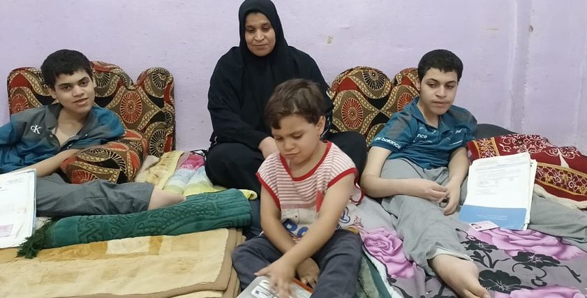 الأم زينب وسط أطفالها الثلاثة