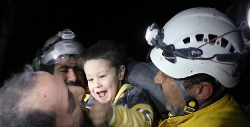 الطفل السوري كرم بعد خروجه من أسفل الأنقاض