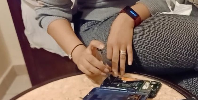 ميرا شهير- تعمل في صيانة الهواتف المحمولة