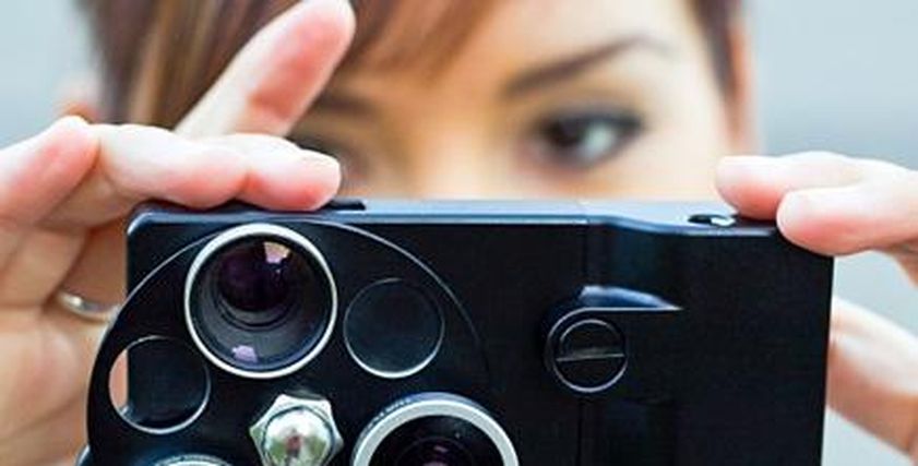 سيدة تلتقط صور بكاميرا