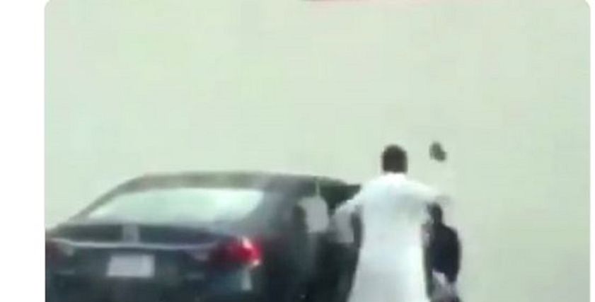 اب يعنف ابنته