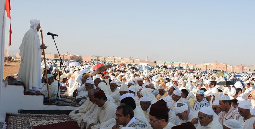 هل يجوز صلاة النساء بجوار الرجال في عيد الفطر؟.. مركز 