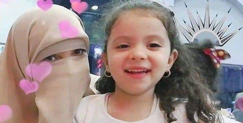 الطبيبة منار سامي مع ابنتها