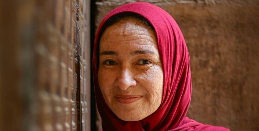 من المعاناة إلى مجاورة الرئيس.. حكاية الشابة