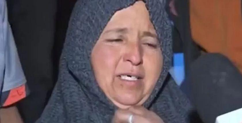 دموع أم فقدت أبناءها وزوجها تحت أنقاض زلزال المغرب
