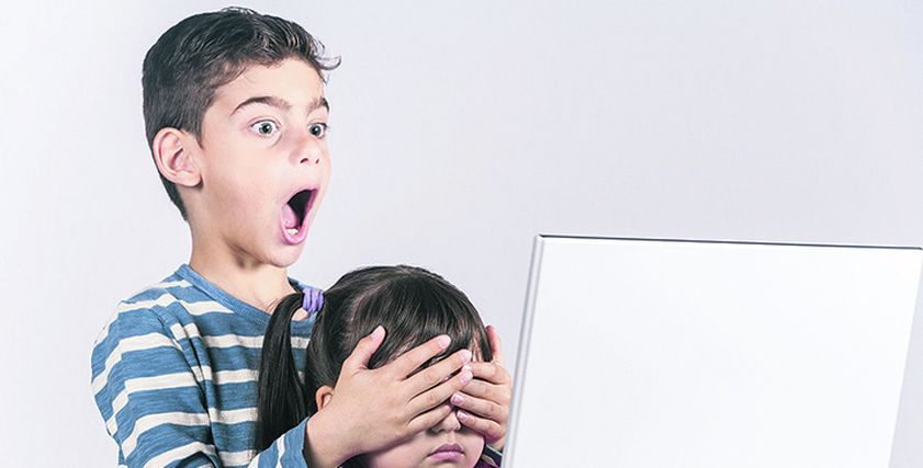 طبيب نفسي يقدم نصائح للآباء: كيف تحمي طفلك من المواقع الإباحية؟