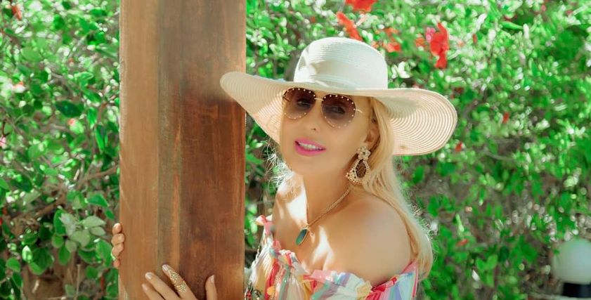 الفنانة نادية الجندي بإطلالة شبابية