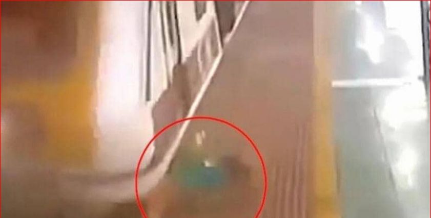 سيدة تنجو من الموت بعد اصطدامها تحت عجلات القطار دون اضرار