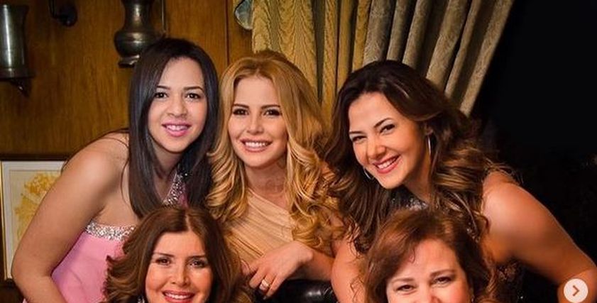 دلال عبدالعزيز مع ميرفت أمين وأبنائهما