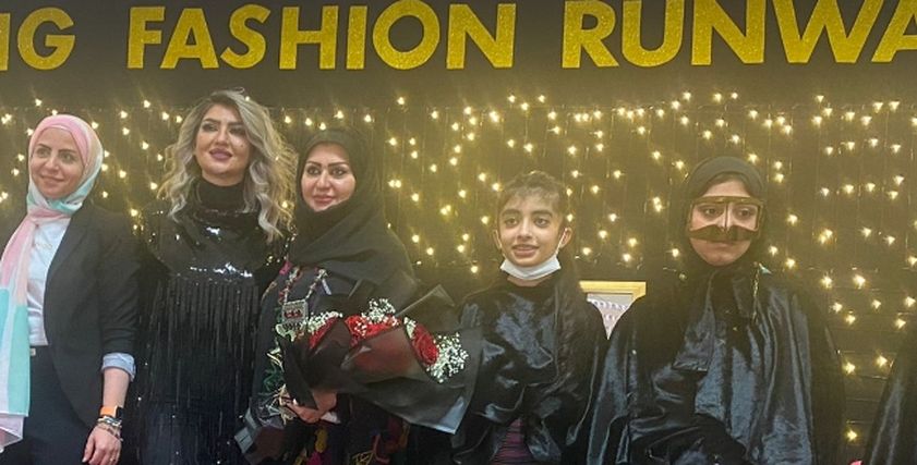 عرض أزياء بأيدي طالبات مدرسة