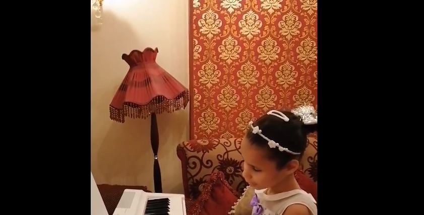 سارة طفلة كفيفة تعزف على البيانو