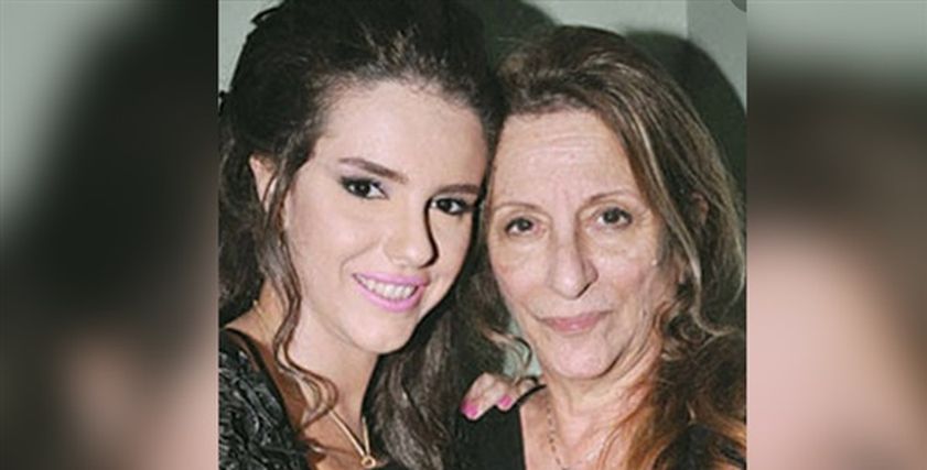 دنيا عبد العزيز تحتفل بعيد ميلاد والدتها الراحلة