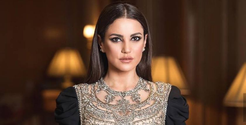 درة تقلد جينيفر لوبيز في فستان أسود من تصميم العالمية ريم عكرا