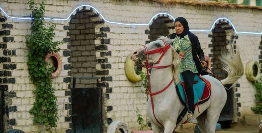 أول مدرسة لتعليم الفتيات ركوب الخيل في قنا