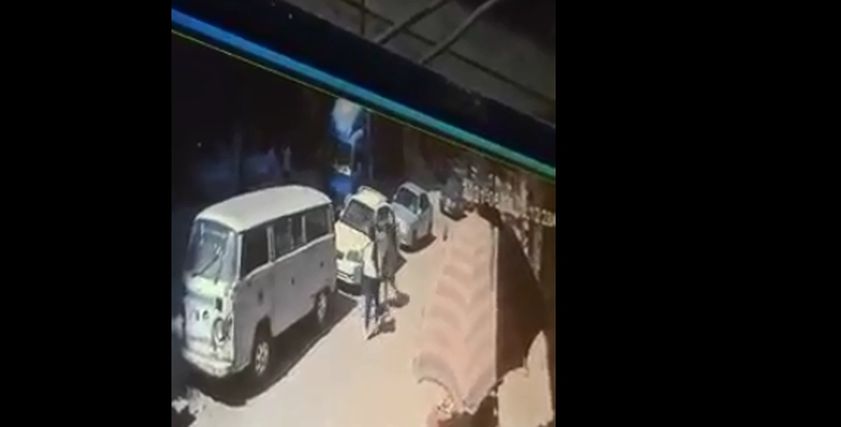 شاب يعتدي على فتاة بالضرب