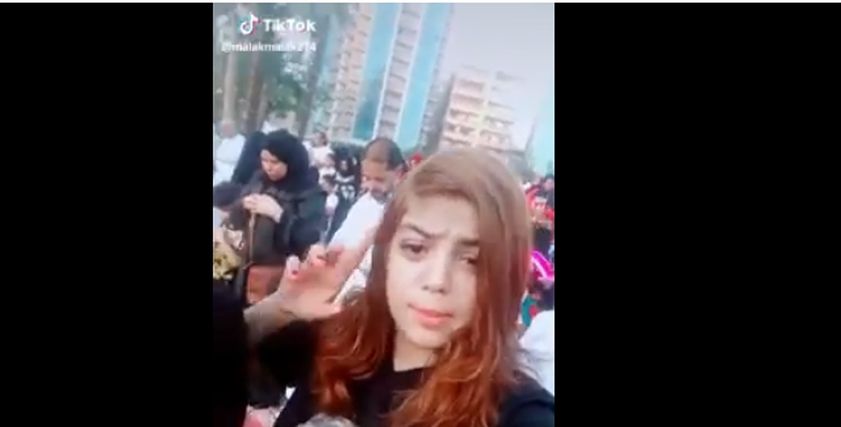 فتاة تثير الجدل بغنائها مهرجان شعبي لحمو بيكا خلف المصليين: