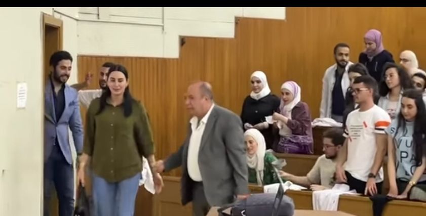 سيدة تكتشف وفاة جنينها بمحاضرة بكلية الطب جامعة دمشق