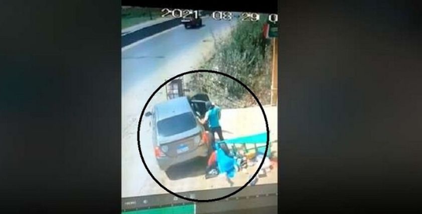 لحظة اختطاف الطفل من أمه في المحل