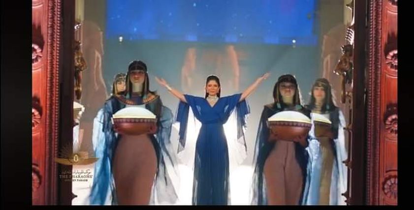 منى زكي تعطي إشارة بدء تحرك موكب المومياوات