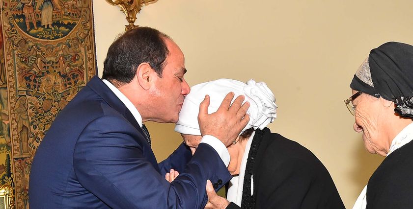 الرئيس خلال ترحيبه بالسيدتين المتبرعتين لصندوق تحيا مصر
