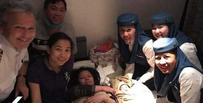 جاءها المخاض فوق السحاب.. ولادة ناجحة على متن طائرة سعودية
