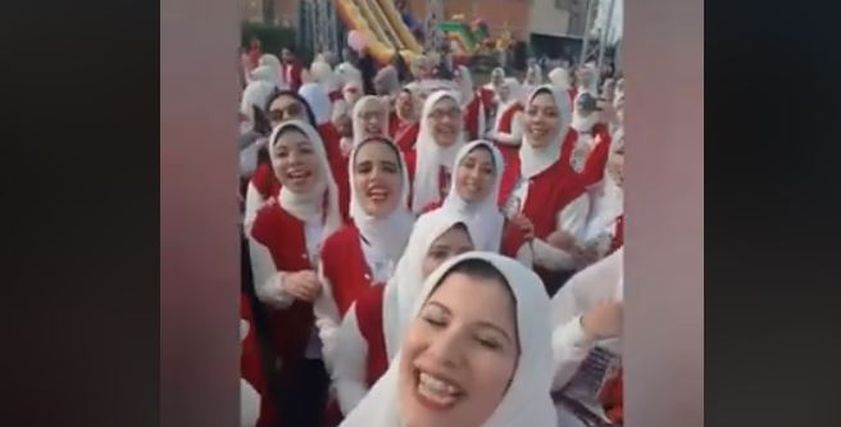 طالبات كلية طب يحتفلن بالتخرج بأغنية