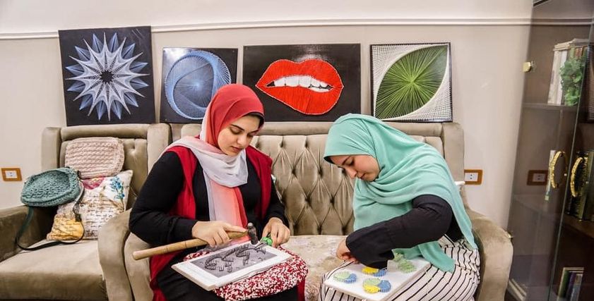 آية وأسماء يستخدمان لوحات مصنوعة من المسامير والشاكوش