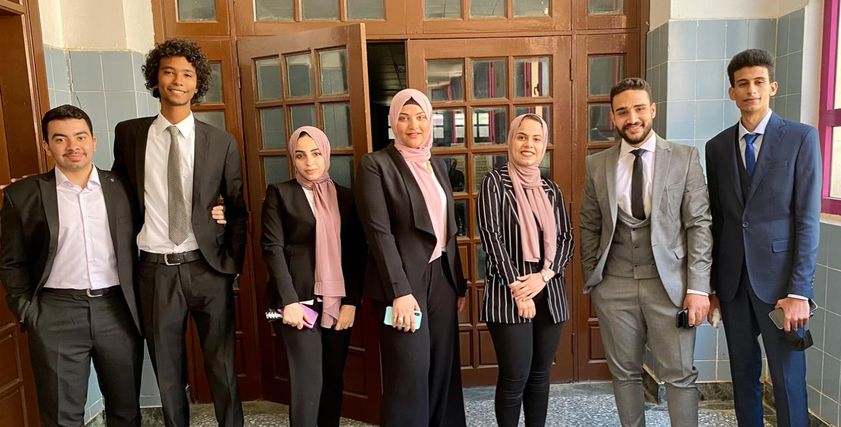 طلاب وطالبات كلية الإعلام