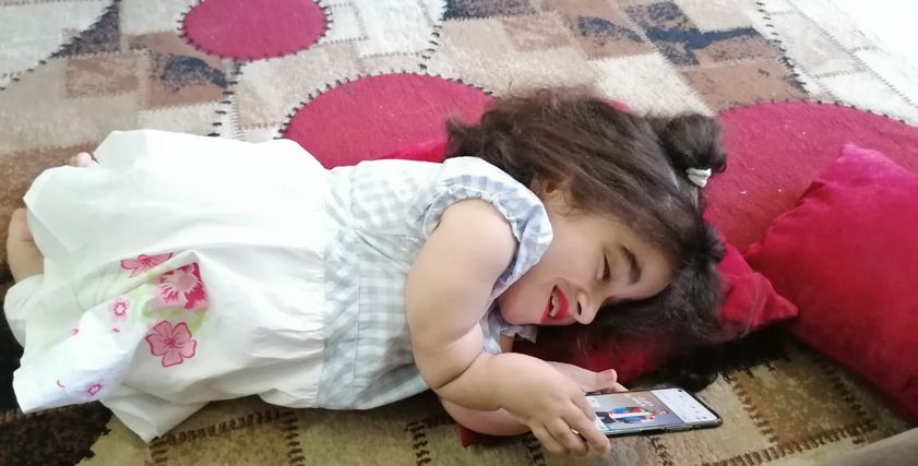 طاطا الشهيرة بالفتاة الزجاجية لا تفارقها الابتسامة