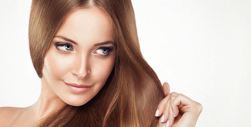 بعيدًا عن مستحضرات التجميل.. طرق طبيعية للحصول على شعر لامع وناعم
