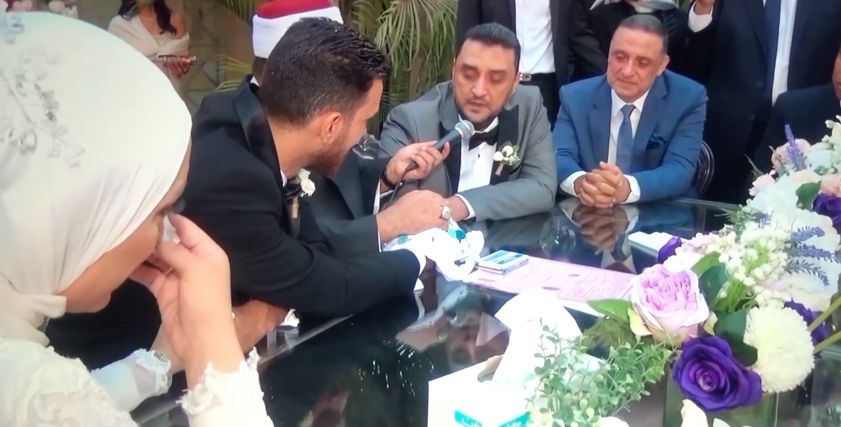 أب يفاجئ ابنته بكلمات مؤثرة في عقد قرانها