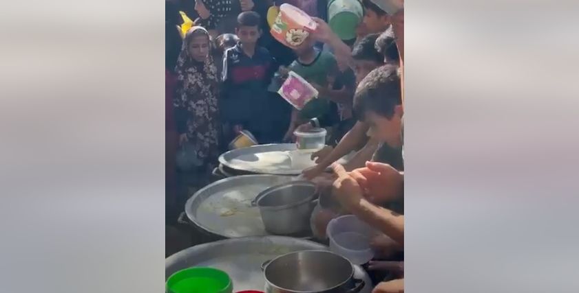 تدافع الأطفال الفلسطينيين