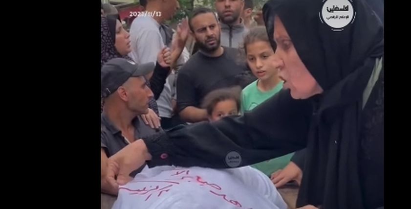 أم تودع ابنها في غزة