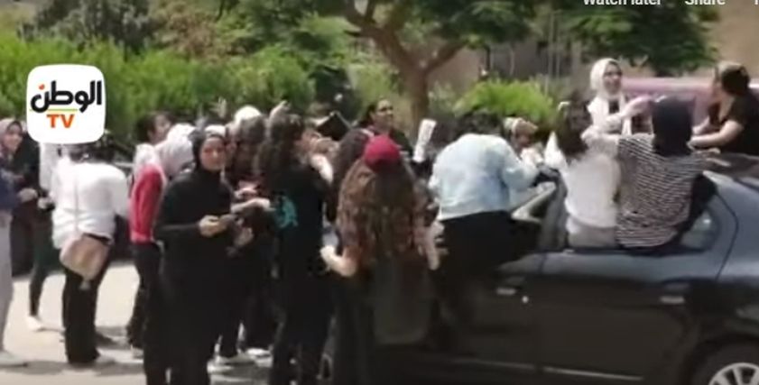 طالبات الثانوية العامة يرقصن على نغمات