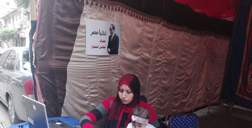 بالصور| «ولاء ورضيعتها» يساعدان الناخبين في التعرف على المقار الإنتخابية