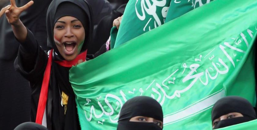 كرة القدم بالسعودية عباءات التشجيع النسائية