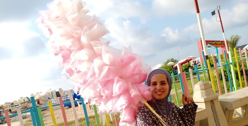 بائعة غزل البنات