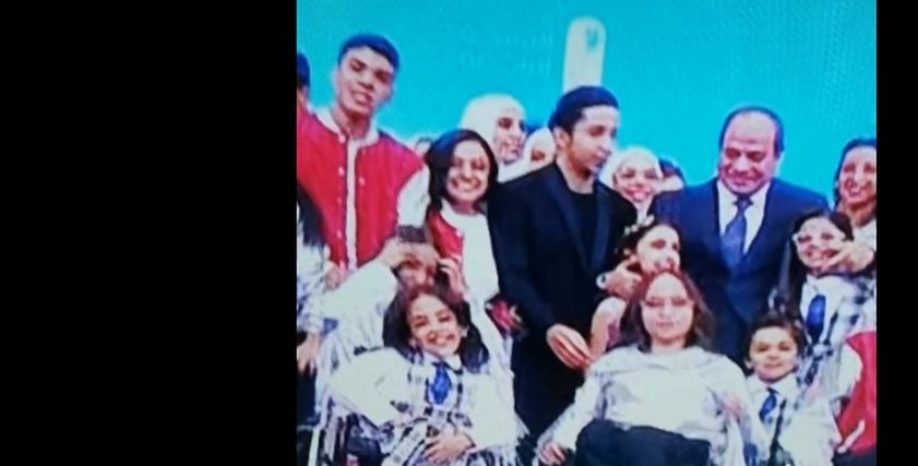 الرئيس السيسي مع أطفال قادرون باختلاف