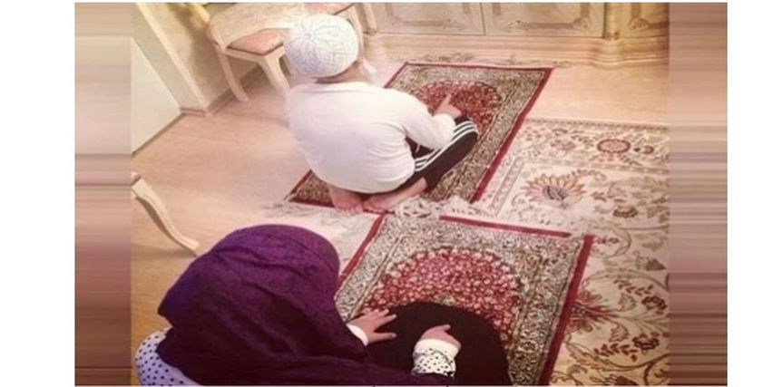 صلاة الأم مع ابنها- صورة تعبيرية