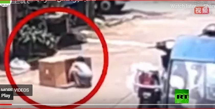 صور توثق لحظة دهس طفلة داخل صندوق كرتون