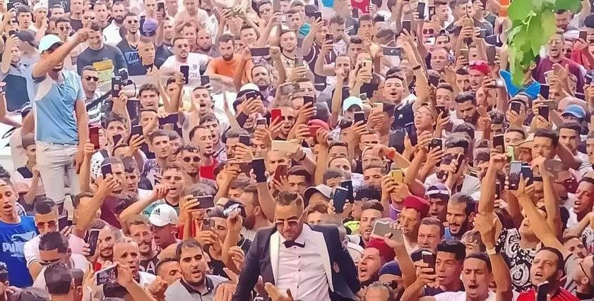 شاب جزائري كفيف يتحول لمهرجان