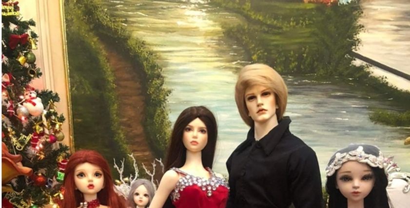 عرائس لعبة بفساتين