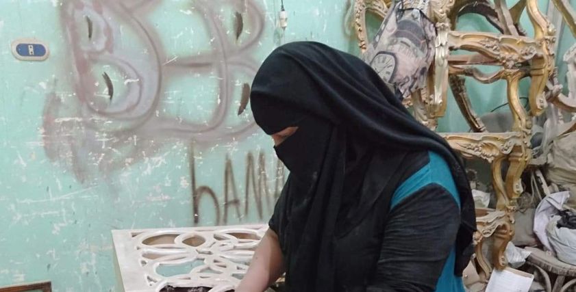 هبة أول سيدة تعمل في مهنة الأسترجى في دمياط بحلم أكون صاحبة مصنع