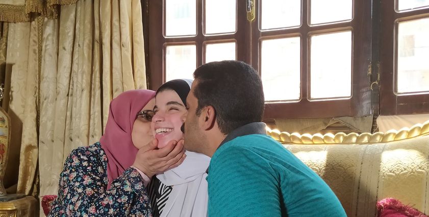 أسرة الطالبة الأولى على الثانوية العامة للمكفوفين