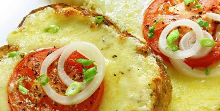 توست بالطماطم المشوية والجبنة وزيت الزيتون