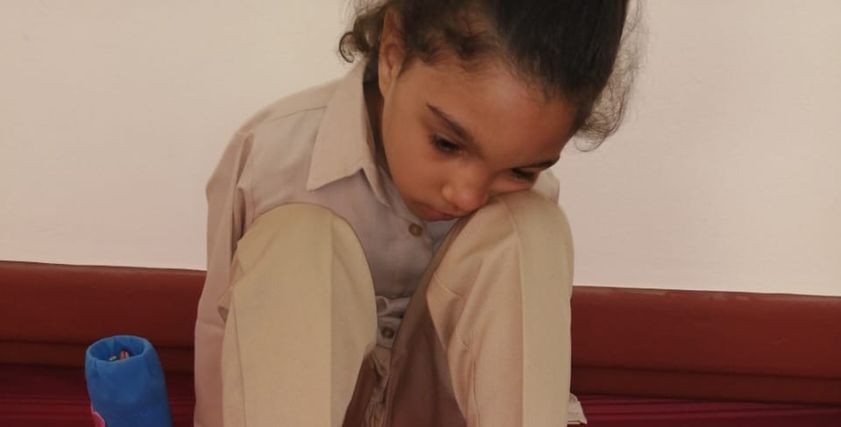ترسم بقدميها.. وكيل تعليم الفيوم يكرم طفلة من ذوي الهمم