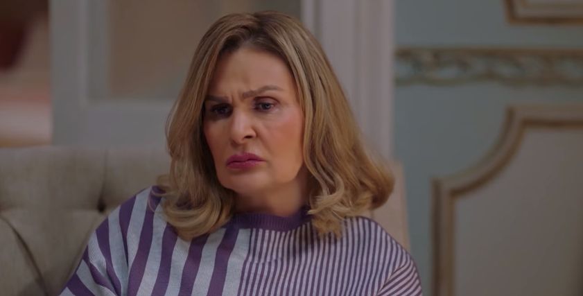 الفنانة يسرا