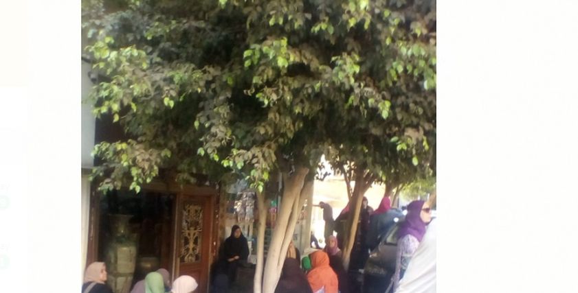 توتر وقلق وحزن.. حال الأمهات أمام مدارس بناتهن بعد تسريب 