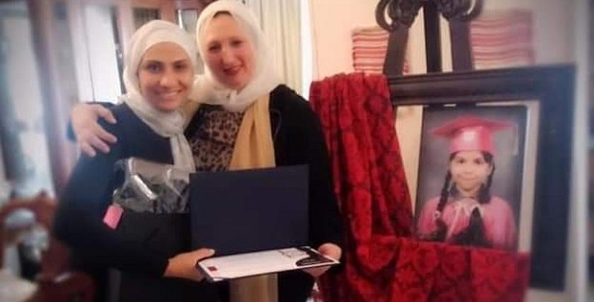مديرة المدرسة مع والدة الطالبة جومانا